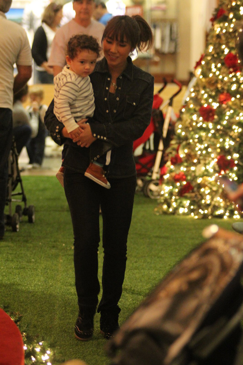 Daniele Suzuki visita o Papai Noel com o filho Kauai  O Fuxico