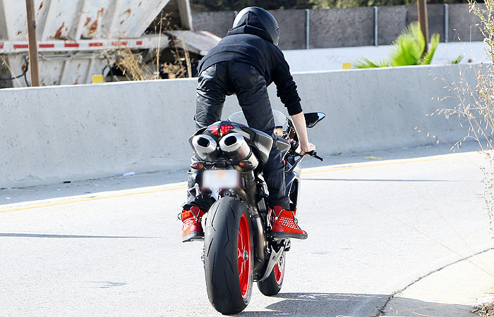 Justin Bieber faz manobras radicais com moto Ducati em Beverly Hills