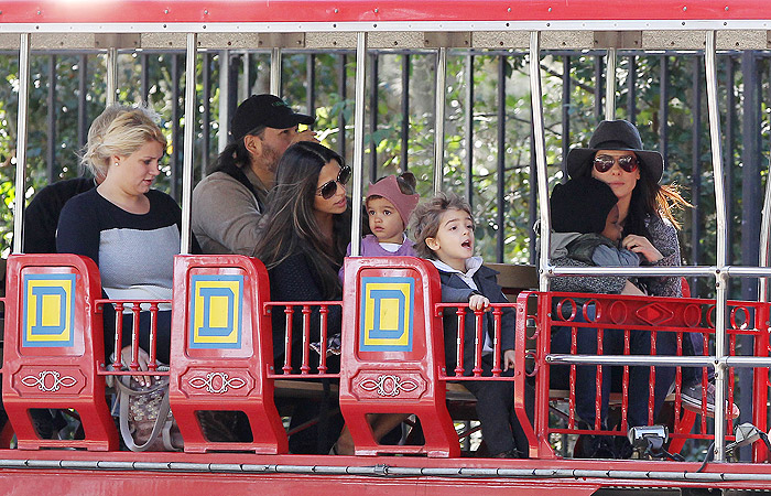 Sandra Bullock e Camila Alves levam os filhos a parque em Nova Orleans