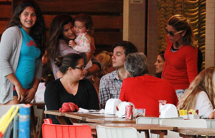 Flávia Alessandra almoça com marido e filhas em calçada de restaurante