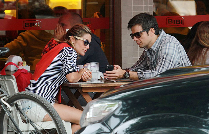 Flávia Alessandra almoça com marido e filhas em calçada de restaurante