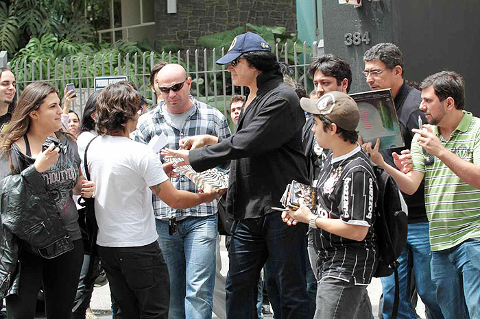 Integrantes do Kiss falam com fãs na porta do hotel