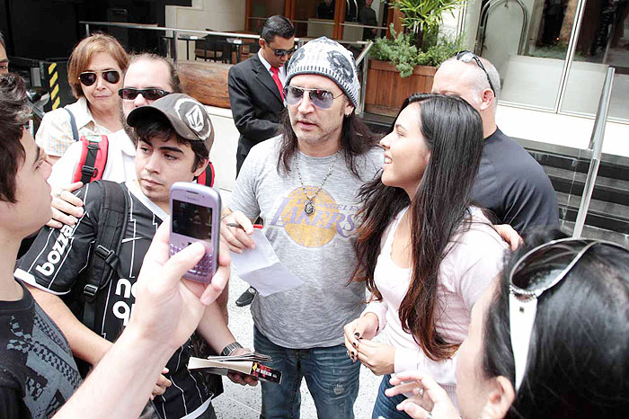 Integrantes do Kiss falam com fãs na porta do hotel