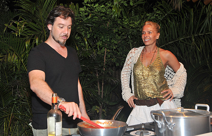 Alexandre Iódice pilota o fogão durante festa de aniversário de Dody Sirena O Fuxico - foto Claudia Schembri