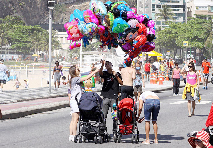 Cláudia Abreu se diverte com os filhos na orla do Leblon