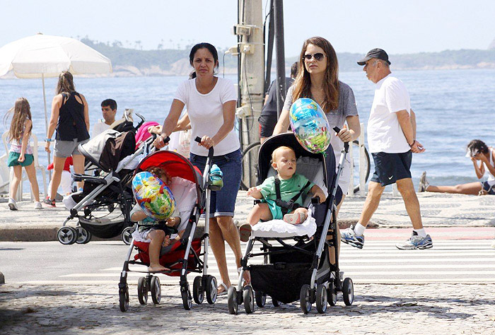 Cláudia Abreu se diverte com os filhos na orla do Leblon