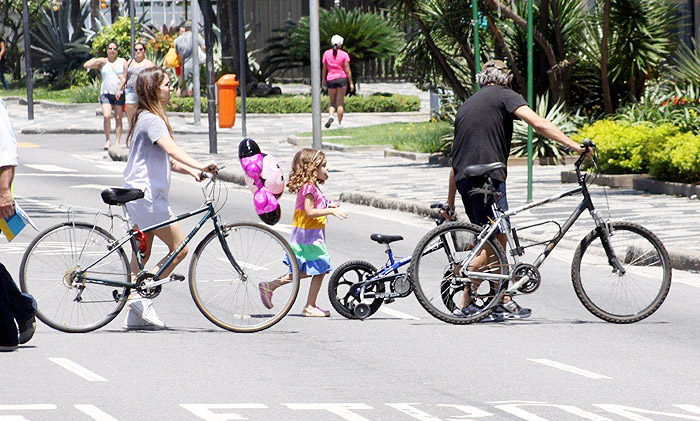 Cláudia Abreu se diverte com os filhos na orla do Leblon