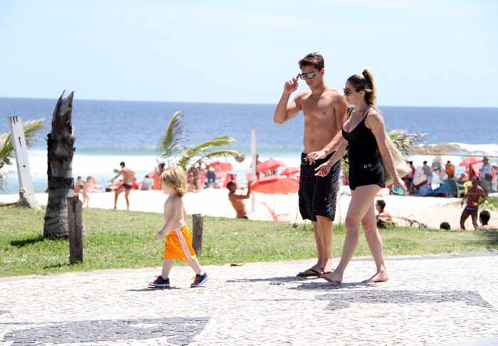 Danielle Winits curte a praia com o filho e o namorado  O Fuxico