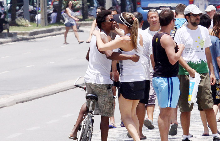 Luana Piovani ganha abraço de amigo na rua, no Rio