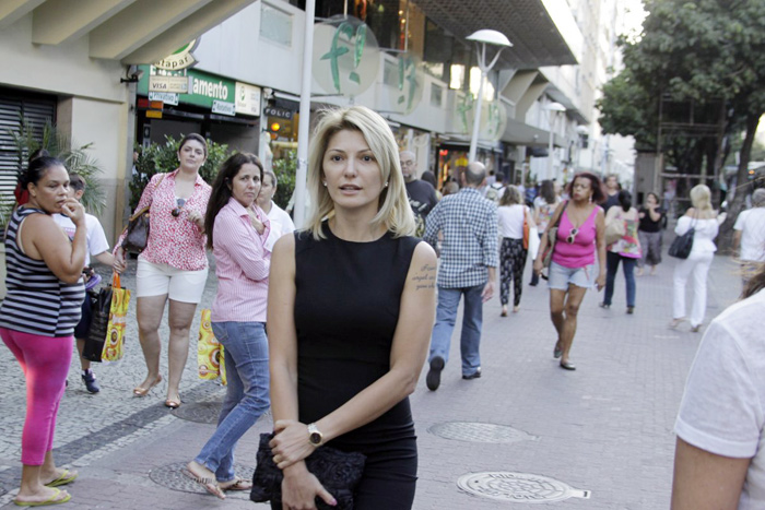 Antonia Fontenelle e famosos chegam à missa de sétimo dia de Marcos Paulo