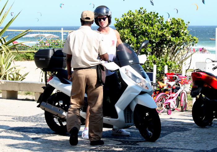 Policia chama a atenção de José Loreto no Rio