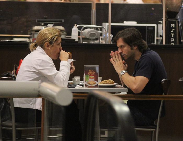 Adriana Esteves e Vladimir Brichta fazem lanche em shopping no Rio