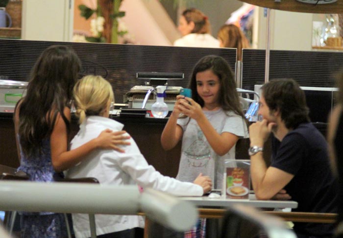 Adriana Esteves e Vladimir Brichta fazem lanche em shopping no Rio O Fuxico