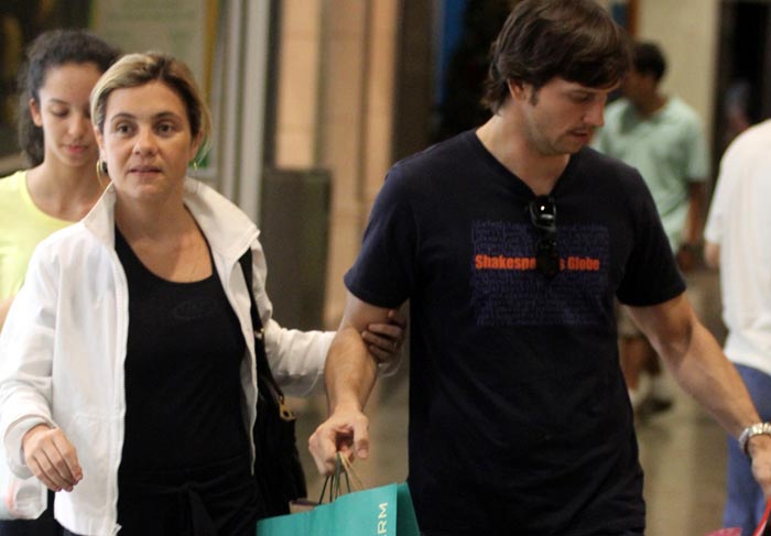 Adriana Esteves e Vladimir Brichta fazem lanche em shopping no Rio O Fuxico