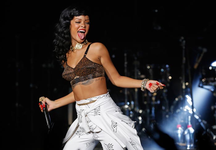 Abusada e usando top de oncinha, Rihanna faz mais um show em Londres O Fuxico