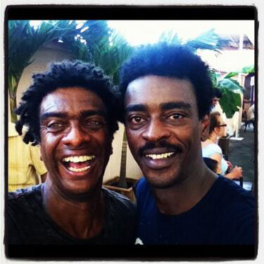 Hélio de la Peña posta foto com Seu Jorge e diz: “quase gêmeos”