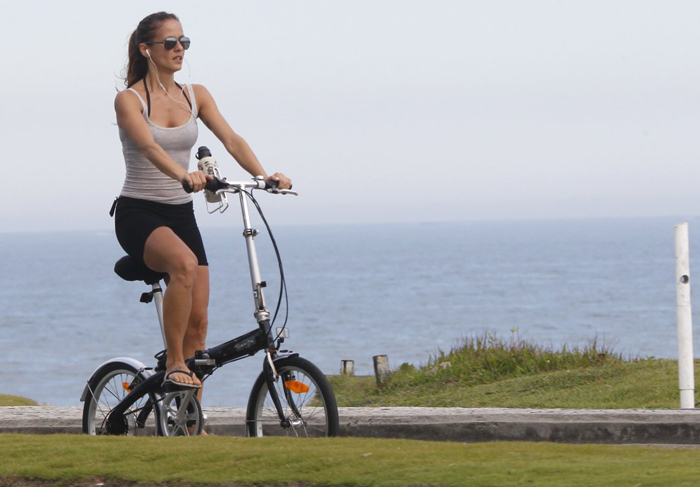 Fernanda de Freitas pedala pela orla O Fuxico