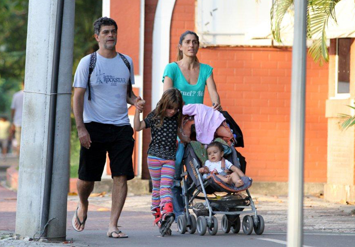 Eduardo Moscovis e Cynthia Howlett : Dia de passeio e brincadeiras com os filhos