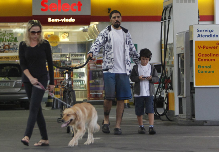 Nathália Rodrigues leva os cachorros para passear O Fuxico