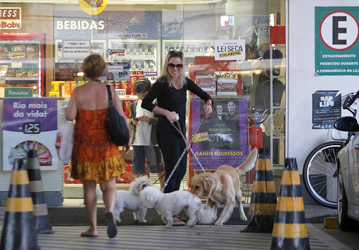 Nathália Rodrigues leva os cachorros para passear