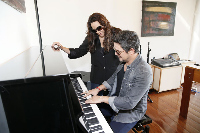 A música faz parte do novo CD de Alejandro Sanz, La Musica No Se Toca