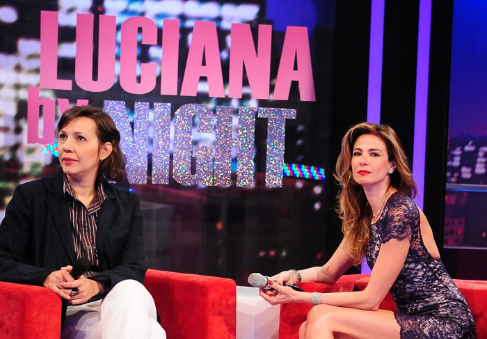 De vestido rendado, Luciana Gimenez divulga seu Luciana by Night