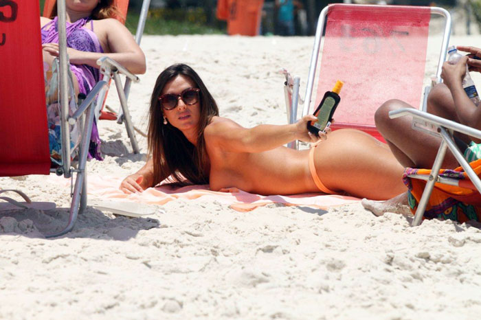 Nicole Bahls faz topless na praia da Barra da Tijuca