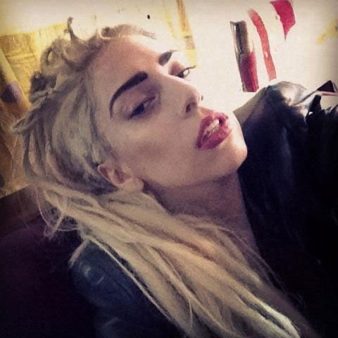 Lady Gaga aparece loira e com dreads