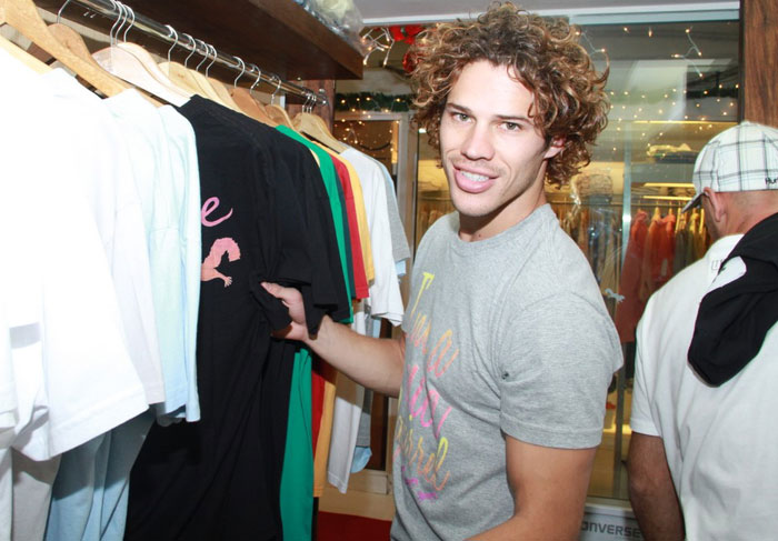 Sorridente, José Loreto visita loja de roupas no Rio 