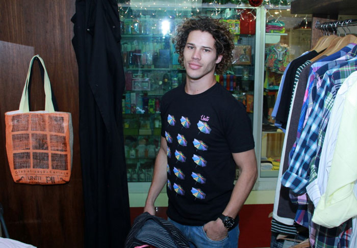 Sorridente, José Loreto visita loja de roupas no Rio 