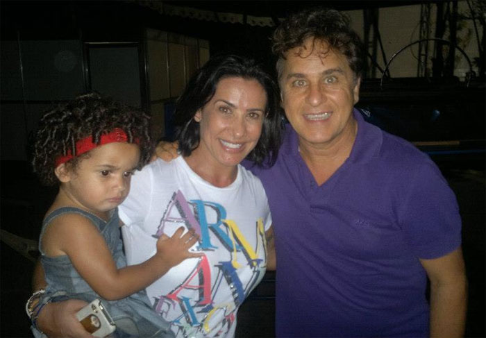 Scheila Carvalho leva a filha para o circo do ator Marcos Frota, em Salvador