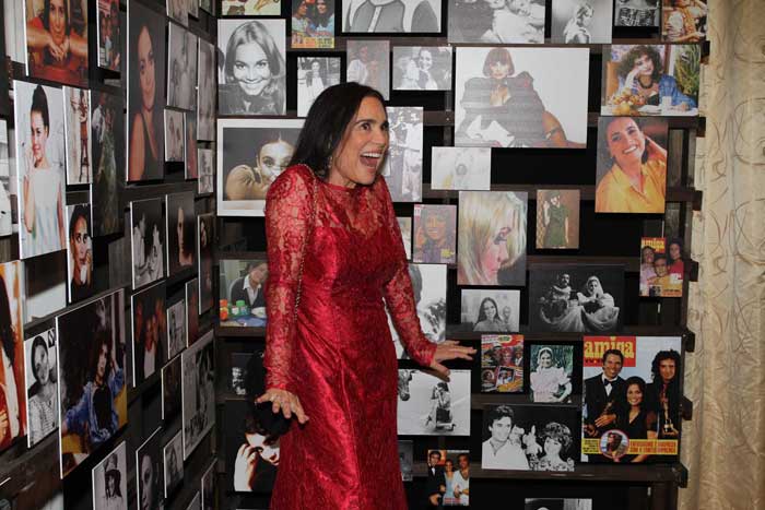 Regina Duarte chora na abertura da mostra Espelho da Arte - A Atriz e o Seu Tempo, em São Paulo
