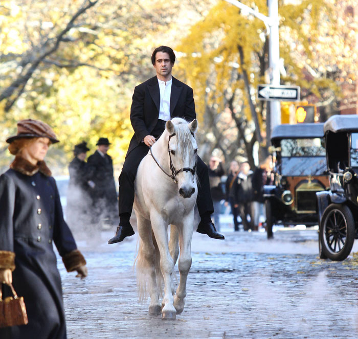 Colin Farrell passeia de cavalo branco por Nova York
