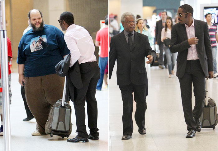 Lázaro Ramos tira foto com fãs no aeroporto do Rio de Janeiro