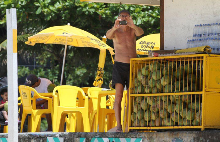 Marcos Caruso ataca de paparazzo durante descanso em praia carioca