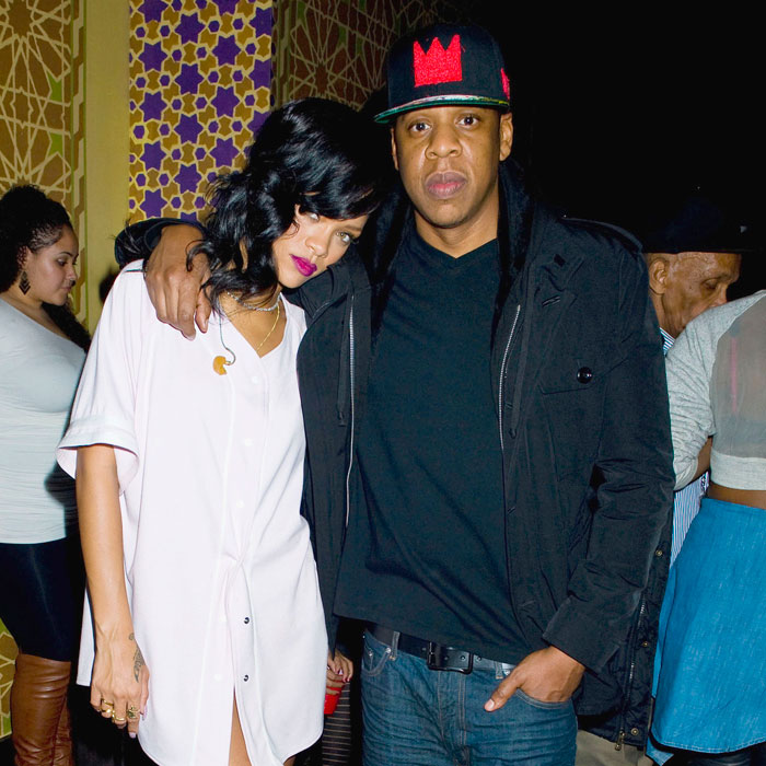 Rihanna posa ao lado de Jay-Z em show em Nova York