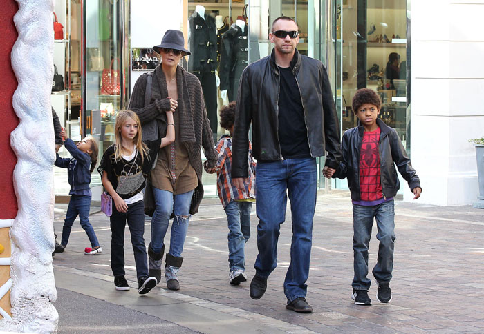 Heidi Klum passeia de mãos dadas com os filhos e o novo namorado
