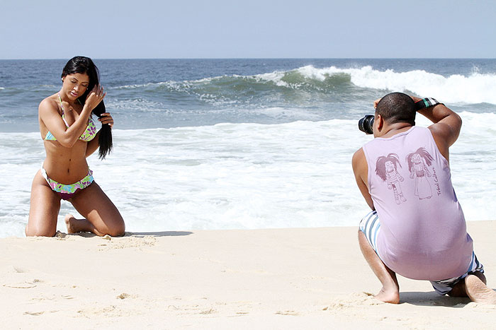 Bailarina do Faustão faz ensaio fotografico na praia do Recreio. Veja as Fotos
