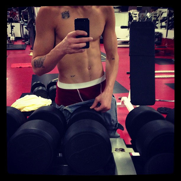 Justin Bieber tira foto sem camisa e mostrando a cueca