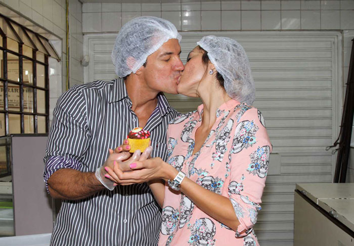 Carlos Machado faz cupcake com a noiva em São Paulo