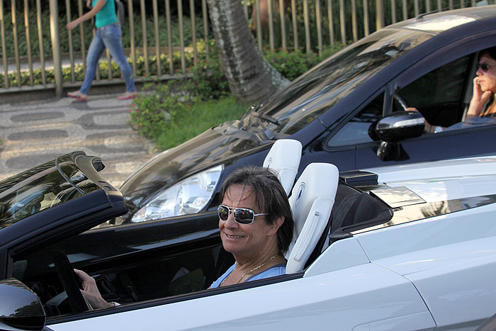 Roberto Carlos curte sua Lamborghini branca pelo Leblon