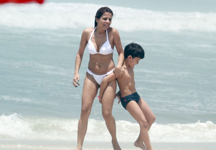 Nívea Stelmann se diverte com o filho em praia no Rio