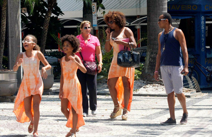 Adriana Bombom e as filhas circulas com roupas iguais