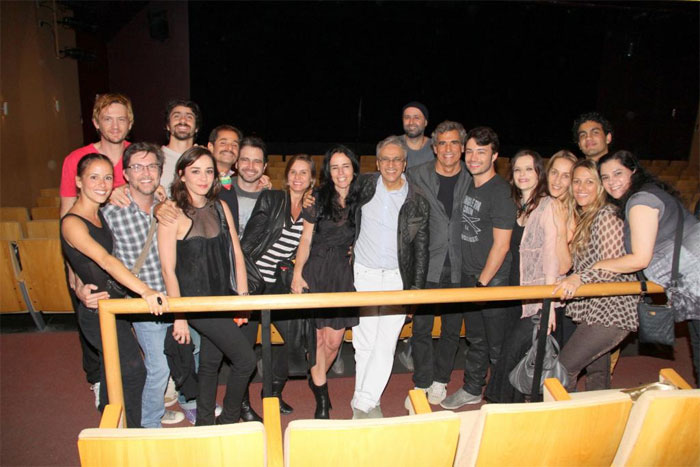 Caetano Veloso e Paula Burlamaqui vão juntos ao teatro