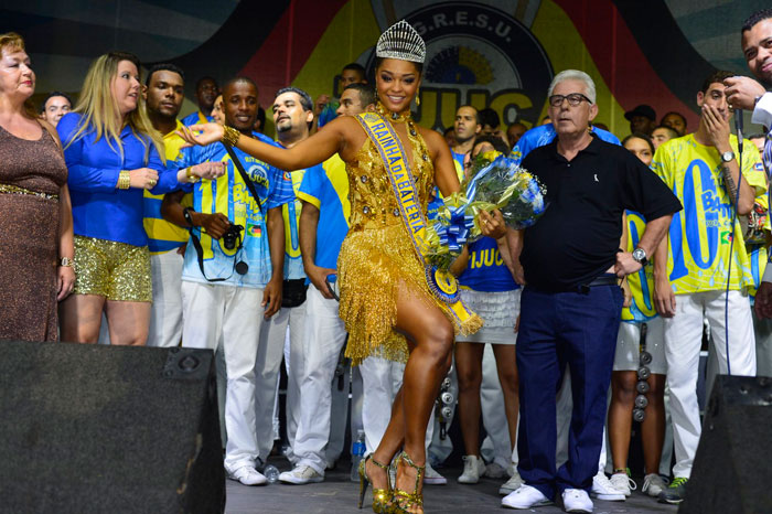 Juliana Alves recebe a coroa e faixa de rainha de bateria da Unidos da Tijuca