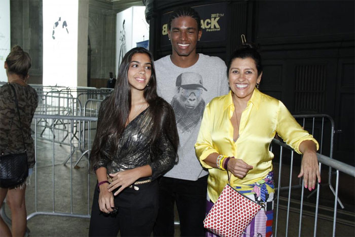 Leandra Leal e o namorado curtem evento de música negra no Rio