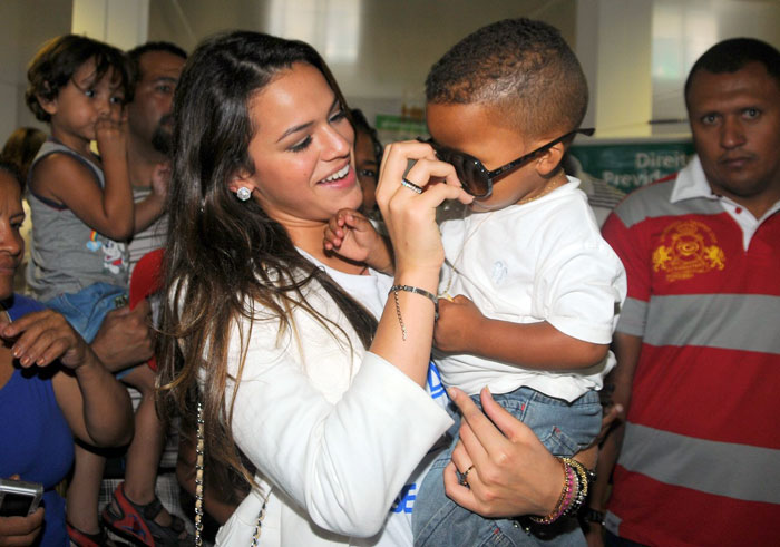 Bruna brincou com um menino e colocou óculos nele