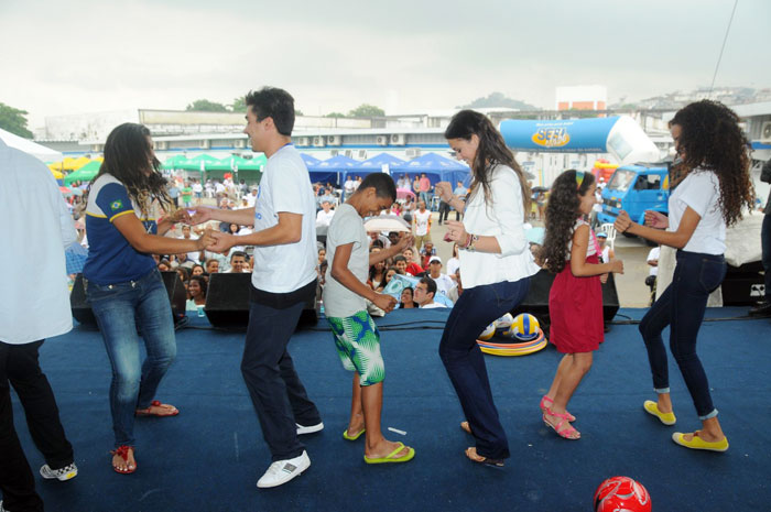 Os atores até participaram de um campeonatinho de dança