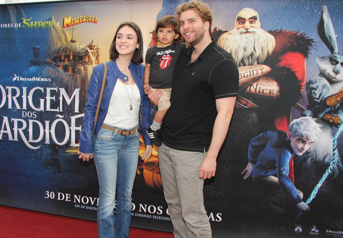 Nívea Stelmann e Thiago Fragoso levam filhos em première de animação