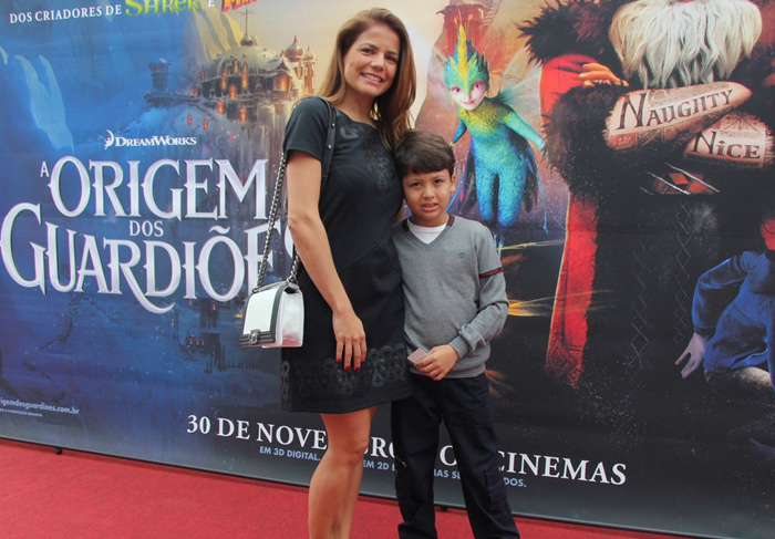 Nívea Stelmann e Thiago Fragoso levam filhos em première de animação